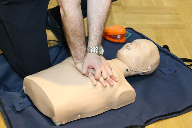Une personne exécute un massage cardiaque sur un mannequin